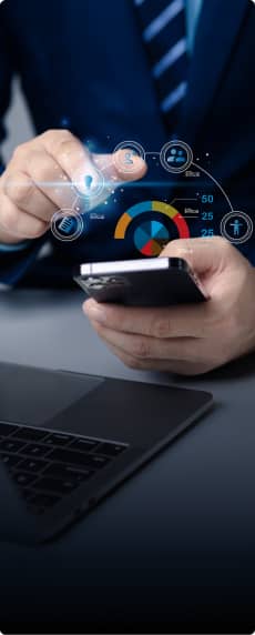 hombre en traje usando celular sentado en un escritorio