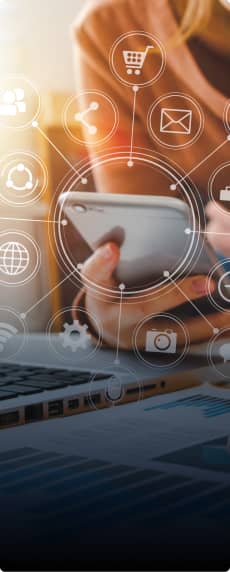 mujer con usando celular sentada en un escritorio